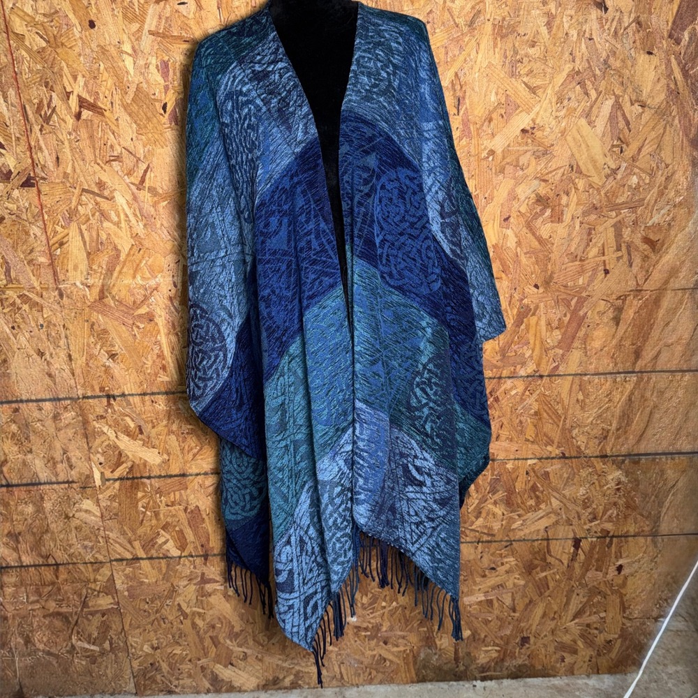 Calzeat Scotland Jacquard Woven Celtic Knot Ruana Wrap Poncho Chenille/Wool
OS